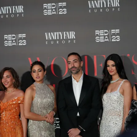 محمد التركي متوسطاً ميلا الزهراني وتارا عماد وسارة علي خان وفاطمة البنوي ورزان جمال