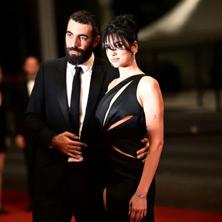 French director Romain Gavras رومان غارفاس and British singer and model Dua Lipa دوا ليبا arrive for the screening of the film "Omar la Fraise"during the 76th edition of the Cannes Film Festival in Cannes, southern France, on May 20, 2023. (Photo by LOIC VENANCE / AFP :مصدر الصورة)