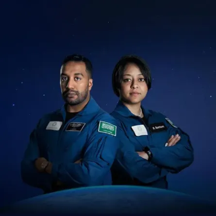 نقل صاروخ فالكون 9 ومركبة دراجون لمنصة إطلاق مهمة رائدي الفضاء السعوديين للفضاء غدا - الصورة من واس