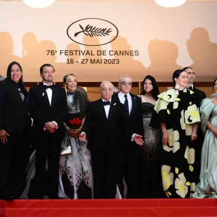 من اليسار الممثل ويليام بيلو (William Belleau)، الممثل الأمريكي ليوناردو دي كابريو (Leonardo DiCaprio)، الممثلة الكندية تانتو كاردينال (Tantoo Cardinal)، المخرج الأمريكي مارتن سكورسيزي (Martin Scorsese)، الممثل الأمريكي روبرت دي نيرو (Robert De Niro)، الممثلة كارا جيد ميرز (Cara Jade Myers)، الممثلة الأمريكية لي لي جلادستون (Lily Gladstone)، والممثل الأمريكي جيليان ديون (Jillian Dion) في مهرجان كان 2023. مصدر الصورة: CHRISTOPHE SIMON / AFP.