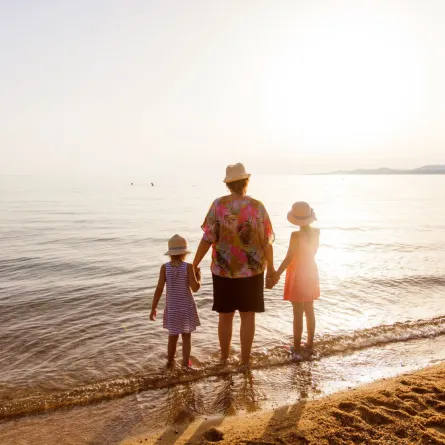 صورة عائلة على شاطئ البحر