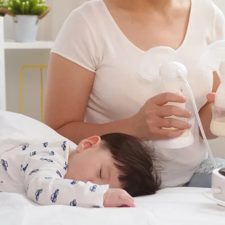 صورة لأم ورضيعها وأجهزة شفط الحليب