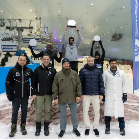 العداء الإماراتي محمد الحساني يتوج بالمركز الأول للنسخة الرابعة من سباق دبي للجري الثلجي - الصورة من وام