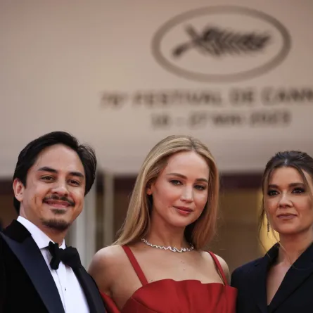من مهرجان كان: الممثلة الأمريكية جينيفر لورانس (Jennifer Lawrence)، المنتج جوستين سياروتشي (Justine Ciarrocchi). مصدر الصورة: Valery HACHE / AFP