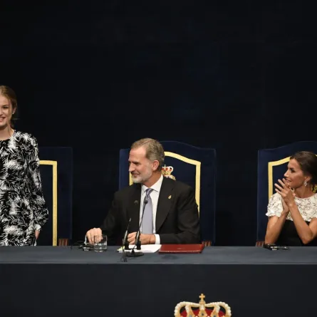 من اليسار: الأميرة ليونور (Leonor)، الملك فيليب (King Felipe) والملكة ليتيزيا (Queen Letizia). مصدر الصورة: RIOPA / AFP