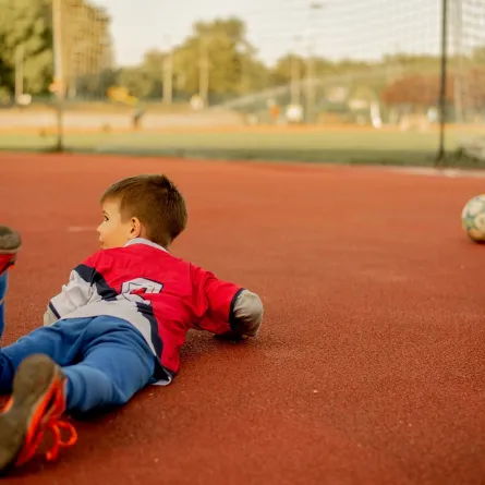 صورة لطفل يقع داخل الملعب