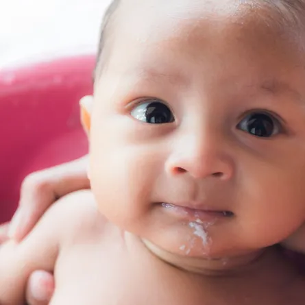 صورة طفل يتقيأ