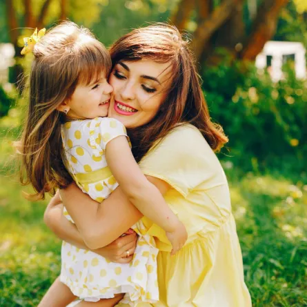 صورة أم تضم ابنتها