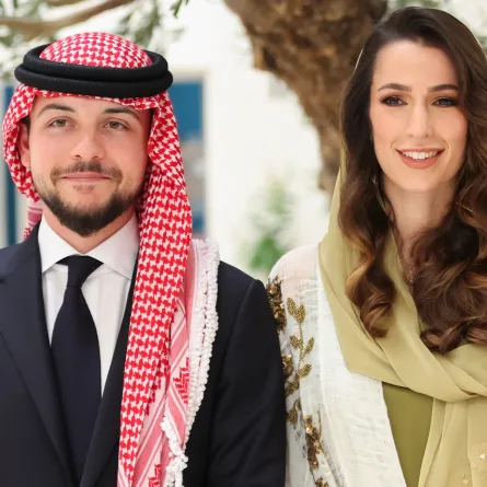 فستان حناء الآنسة رجوة آل سيف.. إطلالة بالثوب النجدي بأنامل سعودية