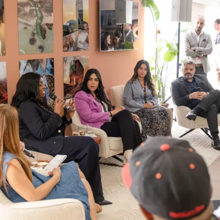 من الجلسة الحوارية - صورة من المركز الإعلامي لإثراء