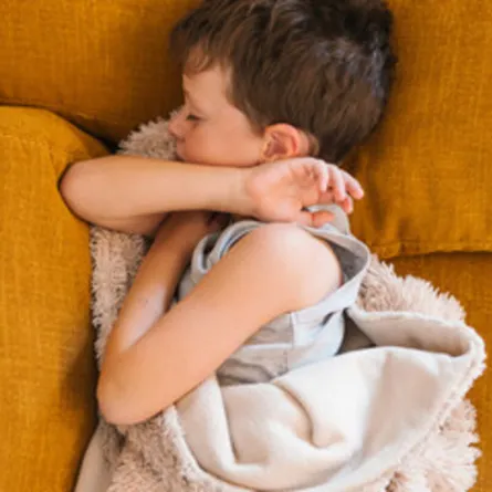 صورة لطفل في سن المردسة ينام نوما متقطعا