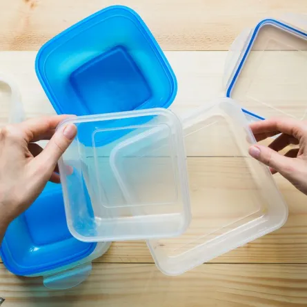 مجموعة من أواني البلاستيكية