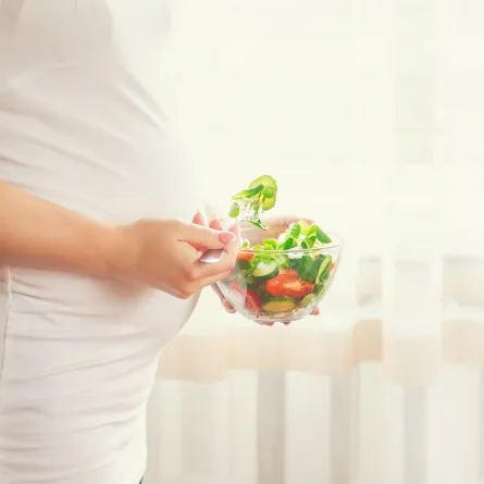 صورة لامرأة حامل تتناول الطعام