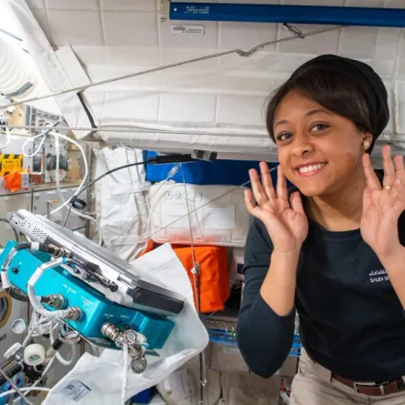 لقطة عفوية لـ"ريانة برناوي" داخل محطة الفضاء الدولية بحلق جدتها - الصورة من حساب ريانة برناوي الرسمي على تويتر