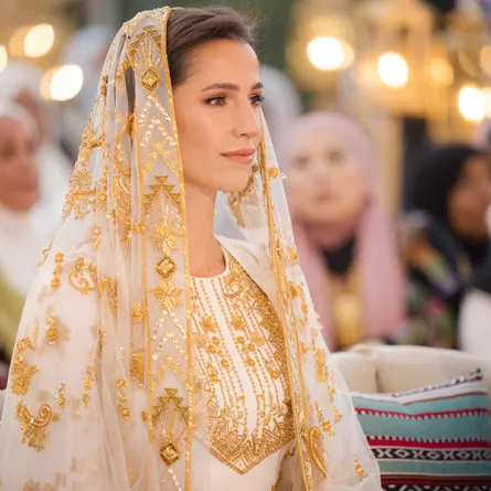 الآنسة رجوة آل سيف بفستان الحناء