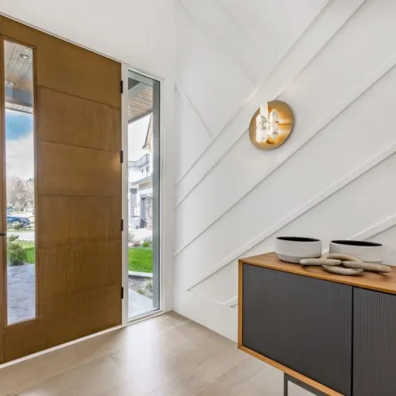 باب أمامي يدمج الخشب بالزجاج