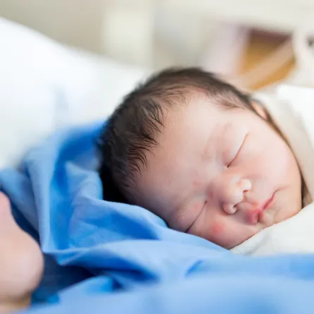 صورة لجنين على صدر أمه