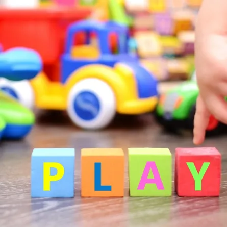 صورة تعبيرية لمساهمة اللعب في تدعيم سلوكيات الطفل