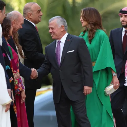 الملك عبدالله والملكة رانيا والأمير الحسين King Abdullah II, Queen Rania and Crown Prince Hussein خلال الاحتفال بيوم الاستقلال الـ 77 ( مصدر الصورة: Khalil MAZRAAWI / AFP)