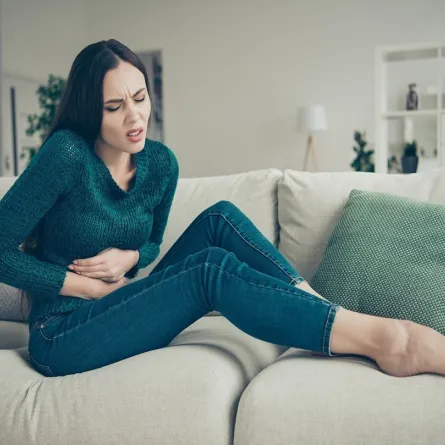 صورة لامرأة تشعر بألم في معدتها