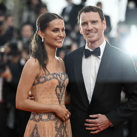 أليسيا فيكاندير Alicia Vikander برفقة زوجها الممثل ​​مايكل فاسبندر Michael Fassbender- (مصدر الصورة: PATRICIA DE MELO MOREIRA AFP)