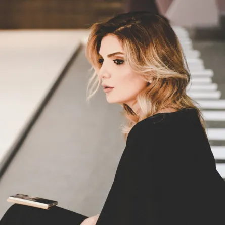 المصممة ريم قشمر: كل فستان أصممه مشبع بالحب