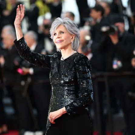 جين فوندا Jane Fonda تتألق على السجادة الحمراء- (مصدر الصورة: PATRICIA DE MELO MOREIRAAFP)