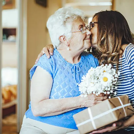 مسنة تفوز بـ120 ألف دولار بسبب مزحة عيد الميلاد