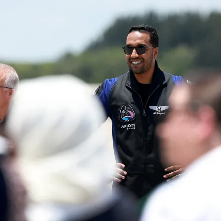 علي القرني يجري تجربة علمية بعنوان "قياس الحدقة لقياس الضغط داخل الجمجمة" - مصدر الصورة JOE RAEDLE / GETTY IMAGES NORTH AMERICA / Getty Images via AFP