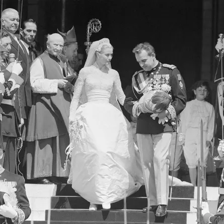  أمير موناكو رينيه، وعروسه، غريس كيلي في فستان فرحها، في 23 نوفمبر 1956، Prince Rainier of Monaco  and his  wife Hollywood actress Grace Kelly   (مصدر الصورة : Bettmann/Gettyimages)