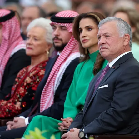 الملك عبدالله والملكة رانيا والأمير الحسين King Abdullah II, Queen Rania and Crown Prince Hussein خلال الاحتفال بيوم الاستقلال الـ 77 ( مصدر الصورة: Khalil MAZRAAWI / AFP)