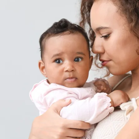 صورة أم تحمل مولودها