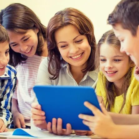 صورة تعبيرية للتآلف بين المدرسة والتلاميذ