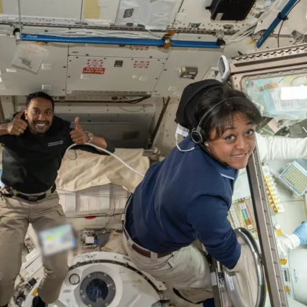 ريانة برناوي وعلي القرني أثناء رحلتهما التاريخية للفضاء - المصدر حساب ريانة برناوي على تويتر