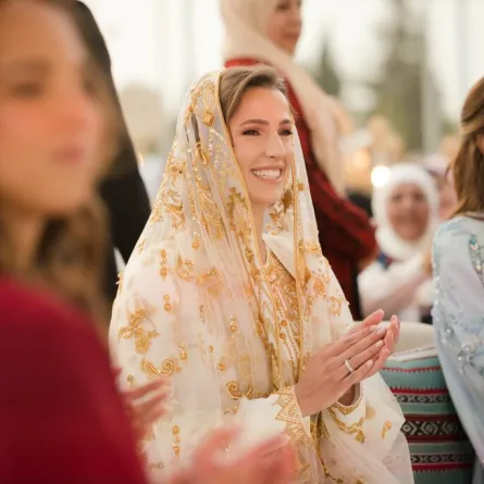 الأنسة رجوة آل سيف Rajwa al-Saif في حفل الحناء الخاص بها قبل حفل الزفاف في عمّان (مصدر الصورة Office of Her Majesty Queen Rania Al Abdullah / AFP)
