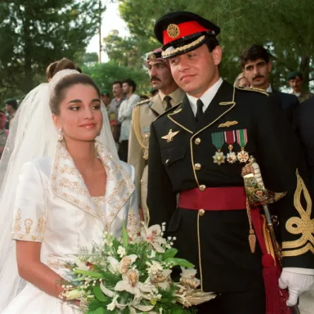 الملك عبدالله والملكة رانيا Abdullah and his wife Rania في حفل زفافهما عام 1993 (مصدر الصورة : RABIH MOGHRABI / AFP)