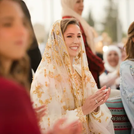 الآنسة رجوة آل السيف خطيبة الأمير الحسين في حفل الحناء قبل الزفاف بعمّان (مصدر الصورة Office of Her Majesty Queen Rania Al Abdullah / AFP)