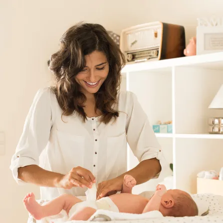 نصائح مهمة عند تغيير حفاض المولود في الأيام الأولى