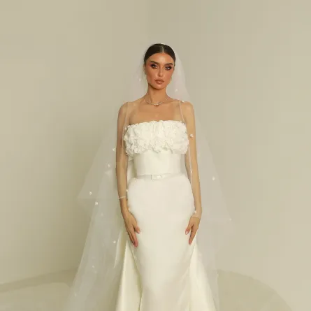 فستان زفاف بقصة حديثة ناعمة من تصميم لطيفة العبدالقادر - الصور من المصدر