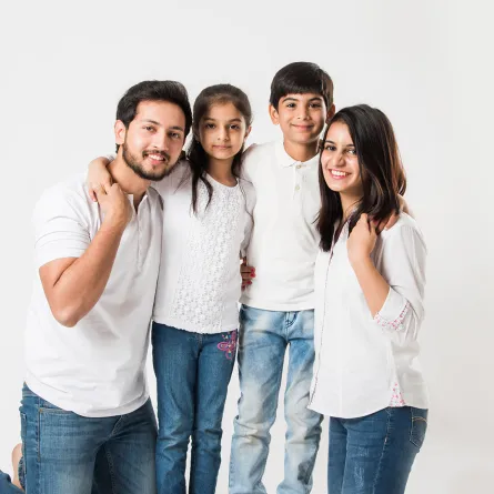 صورة لعائلة تحرص على أساليب تربوية سليمة مع أطفالها