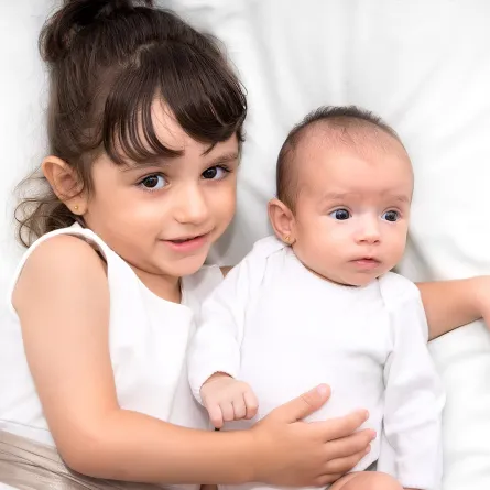 كيف أعود طفلي على المولود الجديد؟