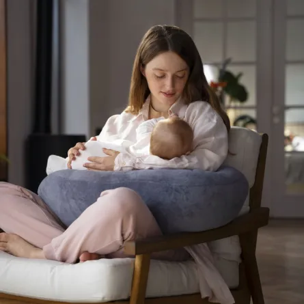 صورة أم ترضع مولودها