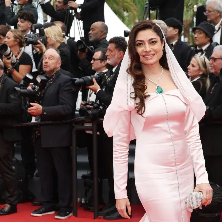 مصممة الأزياء السعودية الموهوبة هنيدة صيرفي بمجوهرات شوبارد الفاخرة