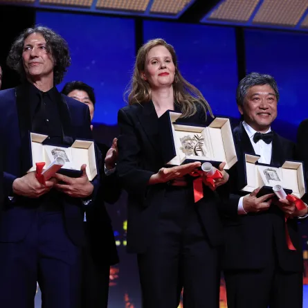   من اليسار فان ثين آن من اليسار Pham Thien An,كوانتين تارانتينو Quentin Tarantino, جوناثان غلايزر Jonathan Glazer, جوستين ترييت Justine Triet, Kore-Eda Hirokazu كوجي ياكوشو Koji Yakusho في حفل ختام مهرجان كان بدورته الـ76 of the 76th, (Photo by Valery HACHE / AFP)