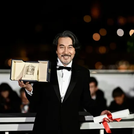  الممثل الياباني Kôji Yakusho يتسلم جائزته في مهرجان كان السينمائي (مصدر الصورة :  LOIC VENANCE / AFP)