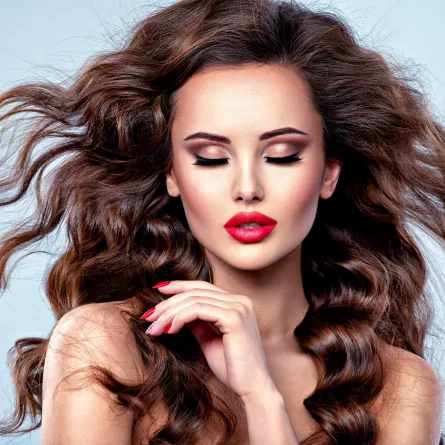 أجمل تسريحات للشعر الطويل- الصورة من Freepik 