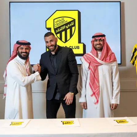 بنزيما خلال التوقيع- الصورة من حساب نادي الاتحاد على تويتر 