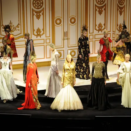 من عرض جوائز CFDA عام 2010 في مركز لينكولن Lincoln في نيويورك وفيه مجموعة من تصميم ألكسندر ماكوين Alexander McQueen  (مصدر الصورة : Andrew H. Walker/Getty Images)