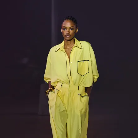 تنسيق البنطلون الأصفر للمحجبات.. من بالي Bally