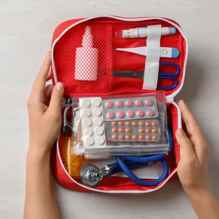 أدوية يحتاجها الحجاج أثناء أداء مناسك الحج.. لوضعها داخل حقيبة خاصة (المصدر: Shutterstock)